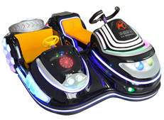 大妈开玩具碰碰车上路与汽车同飙！交警：她不是第一次了