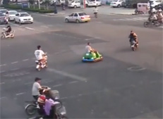 德州大爷开bsport体育碰碰车逆行闯红灯怎么看