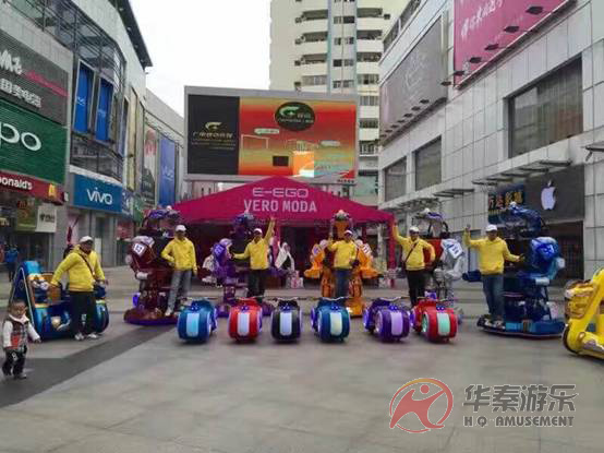 华秦广场行走机器人